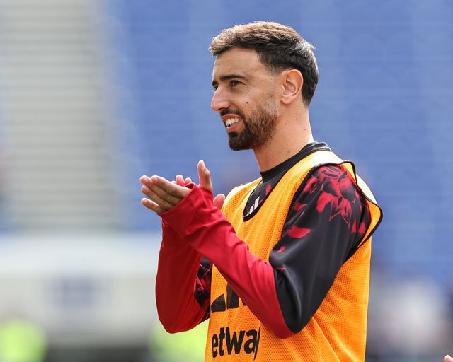 Bruno Fernandes of Manchester United applauds the fans during the Premier League match Everton vs Manchester United at Hill Dickinson Stadium, Liverpool, United Kingdom on 06 September 2026

(Photo by Mark Cosgrove/News Images)