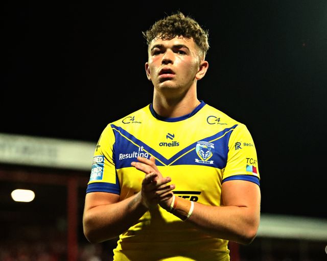Tom McKinney of Warrington Wolves applauds the fans after the Betfred Super League round 27 match Hull KR vs Warrington Wolves at Sewell Group Craven Park, Kingston upon Hull, United Kingdom, 18th September 2025(Photo by Sam Eaden/News Images)