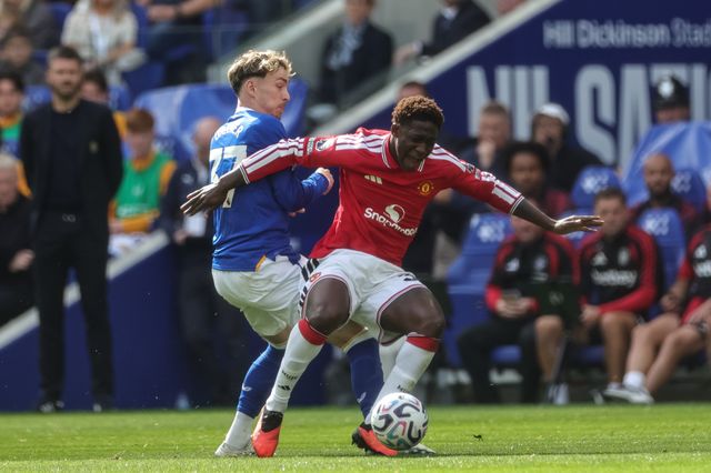 Kobbie Mainoo of Manchester United is fouled by James Garner of Everton during the Premier League match Everton vs Manchester United at Hill Dickinson Stadium, Liverpool, United Kingdom on 06 September 2026

(Photo by Mark Cosgrove/News Images)