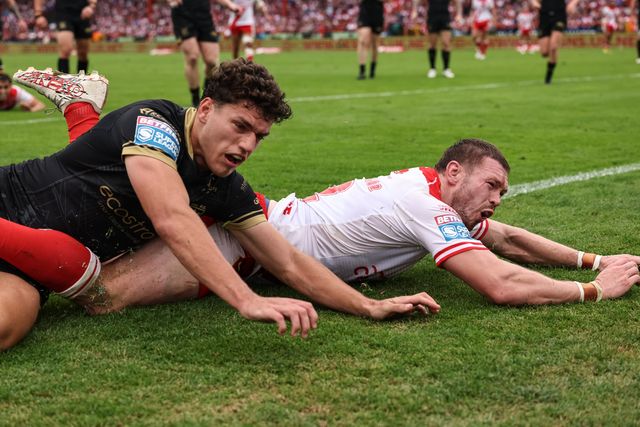 Lewis Martin of Hull FC defends his goal line from an attacking James Batchelor of Hull KR  during the Betfred Super League Round 25 match Hull KR vs Hull FC at Sewell Group Craven Park, Kingston upon Hull, United Kingdom, 7th September 2025

(Photo by Mark Cosgrove/News Images)