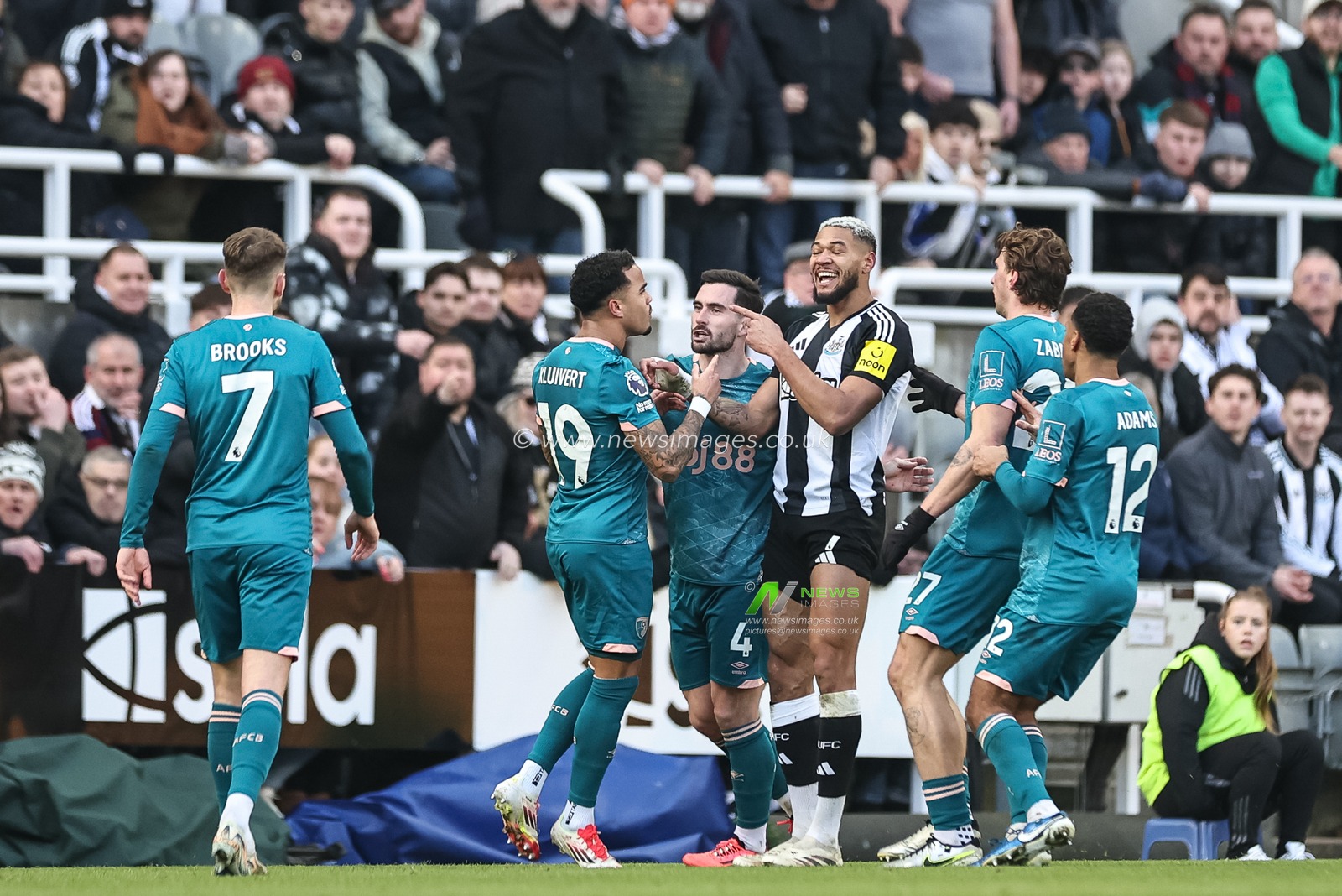 Tempers flare between Justin Kluivert of Bournemouth and Joelinton of Newcastle United during the Premier League match Newcastle United vs Bournemouth at St. James's Park, Newcastle, United Kingdom, 18th January 2025

(Photo by Mark Cosgrove/News Images)