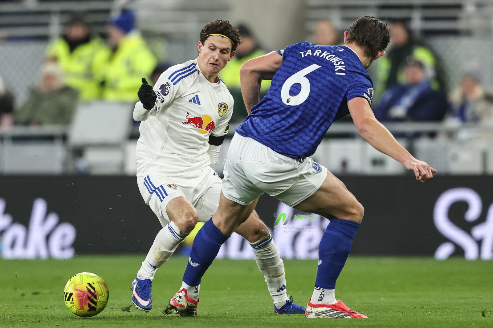Brenden Aaronson of Leeds United and James Tarkowski of Everton battle for the ball during the Premier League match Everton vs Leeds United at Hill Dickinson Stadium, Liverpool, United Kingdom, 26th January 2026

(Photo by Alfie Cosgrove/News Images)
