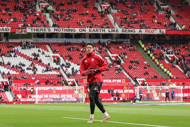 Manchester United goalkeeper Senne Lammens in the pregame warmup session during the Premier League match Manchester United vs Crystal Palace at Old Trafford, Manchester, United Kingdom on 01 March 2026

(Photo by Mark Cosgrove/News Images)