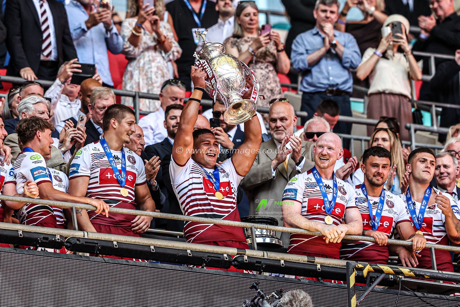 Patrick Mago of Wigan Warriors lifts the Betfred Challenge Cup Final Trophy during the Betfred Challenge Cup Final match Wigan Warriors vs Hull KR at Wembley Stadium, London, United Kingdom on 30 May 2026

(Photo by Alfie Cosgrove/News Images)