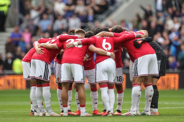 Manchester United team huddle during the Premier League match Everton vs Manchester United at Hill Dickinson Stadium, Liverpool, United Kingdom on 06 September 2026

(Photo by Mark Cosgrove/News Images)