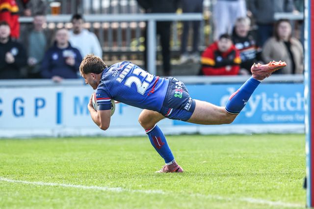 Josh Rourke of Wakefield Trinity goes over for a try during the Betfred Super League round 8 match Wakefield Trinity vs Bradford Bulls at DIY Kitchens Stadium, Wakefield, United Kingdom on 18 April 2026

(Photo by Alfie Cosgrove/News Images)