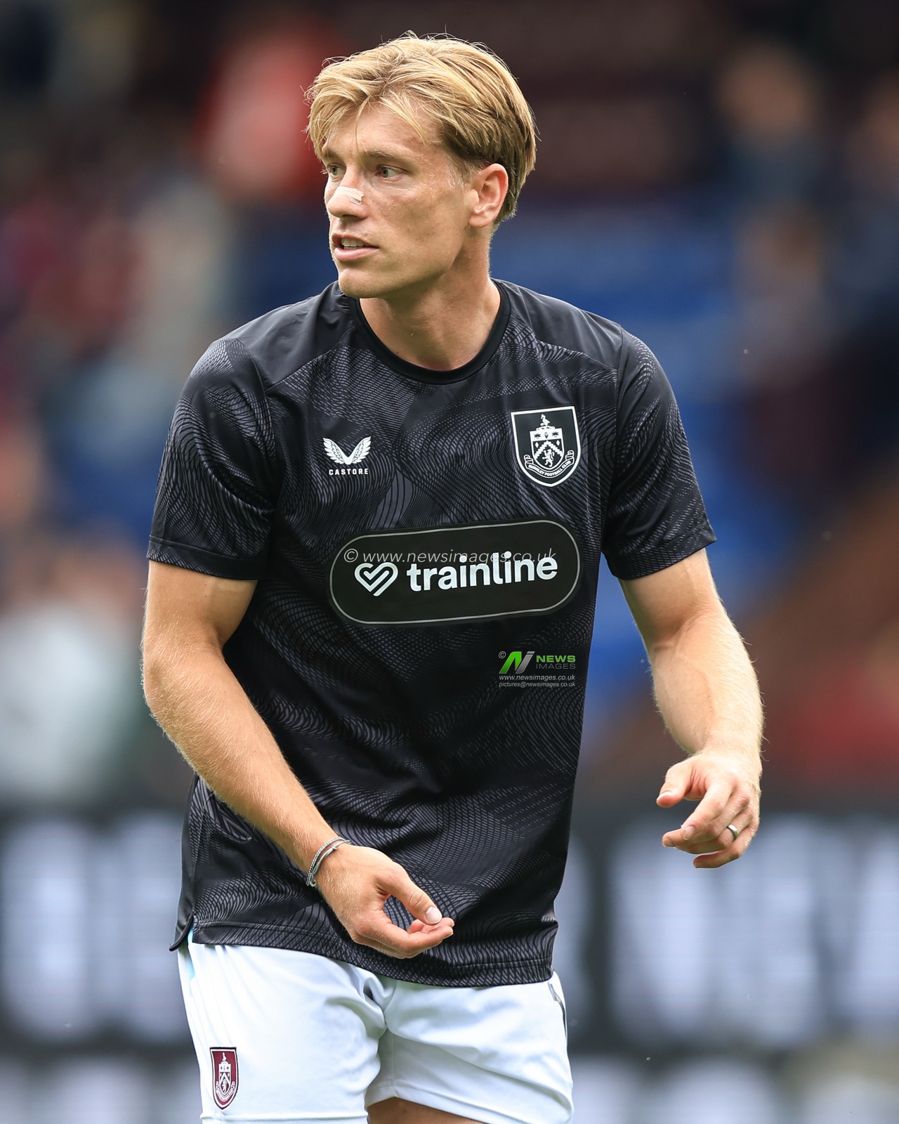 Zian Flemming of Burnley warms up ahead of the Sky Bet Championship match Burnley vs West Ham United at Turf Moor, Burnley, United Kingdom on 16 August 2026

(Photo by Jorge Horsted/News Images)