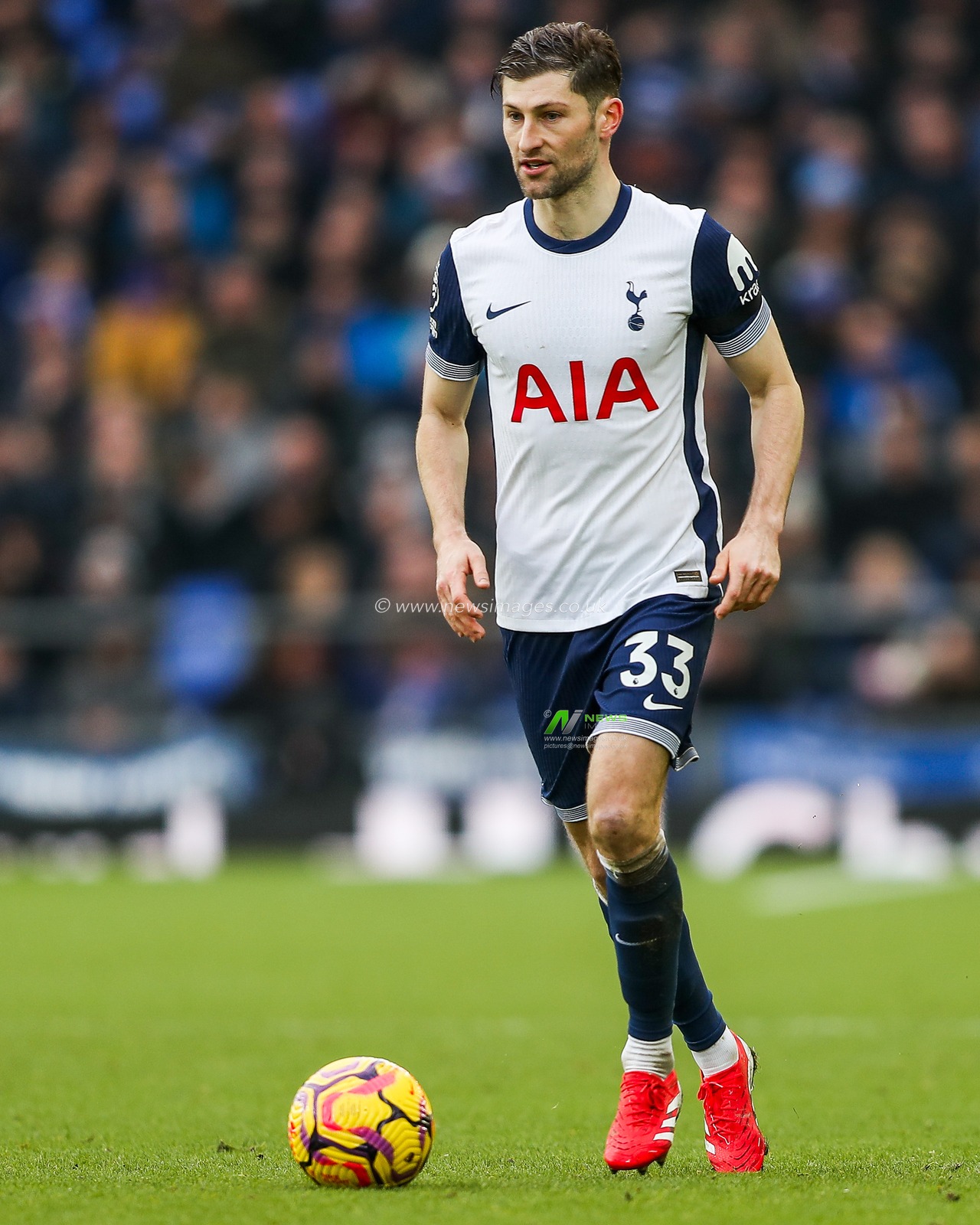 Ben Davies of Tottenham Hotspur runs with the ball during the Premier League match Everton vs Tottenham Hotspur at Goodison Park, Liverpool, United Kingdom, 19th January 2025

(Photo by Gareth Evans/News Images)
