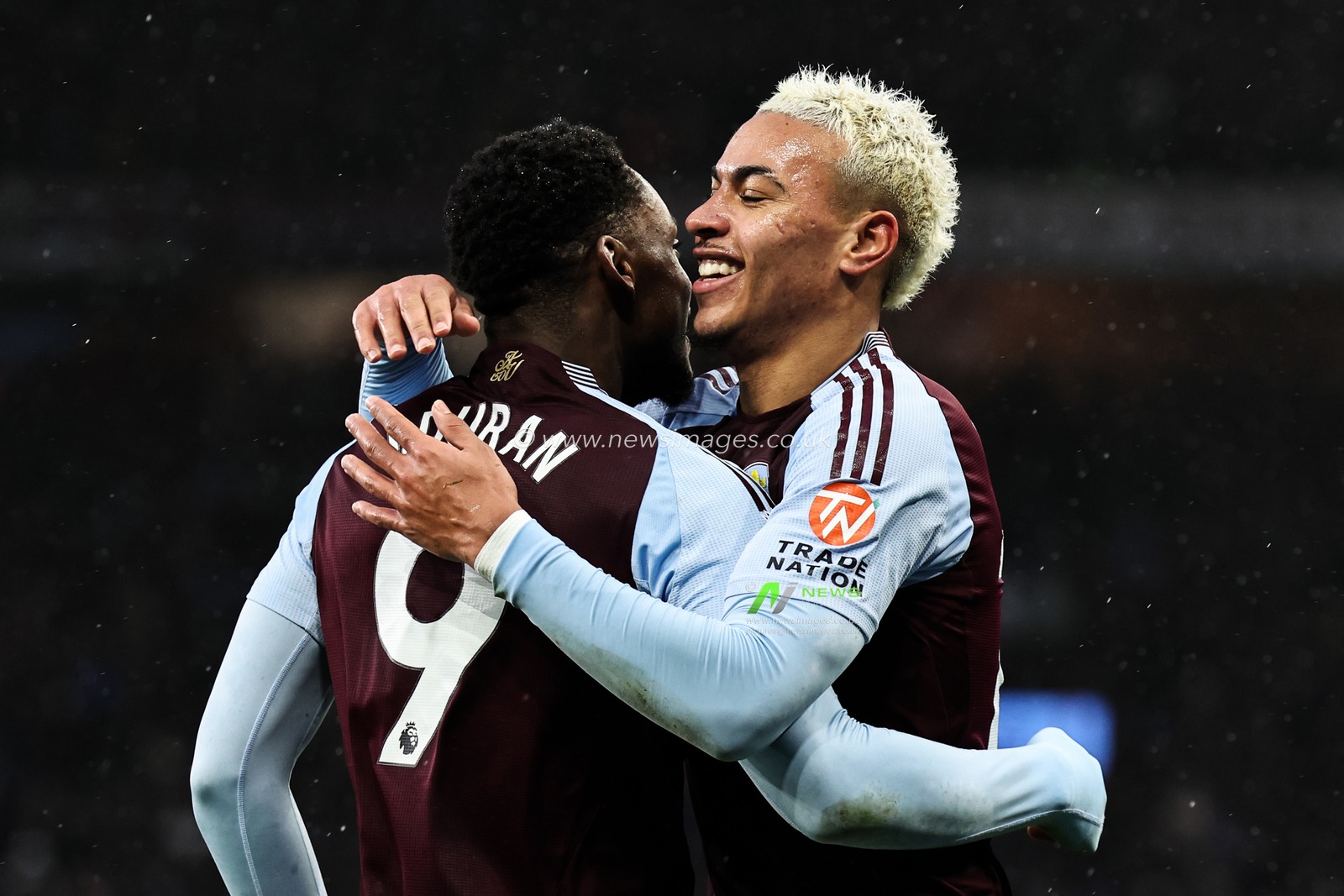 Jhon DurÃ¡n of Aston Villa celebrates his goal to make it 1-0 during the Premier League match Aston Villa vs Southampton at Villa Park, Birmingham, United Kingdom, 7th December 2024

(Photo by Mark Cosgrove/News Images)