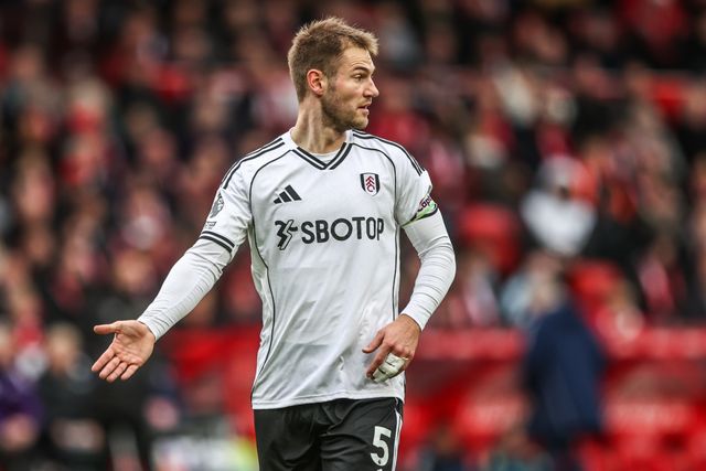 Joachim Andersen of Fulham gives his team instructions during the Premier League match Nottingham Forest vs Fulham at City Ground, Nottingham, United Kingdom on 15 March 2026

(Photo by Alfie Cosgrove/News Images)