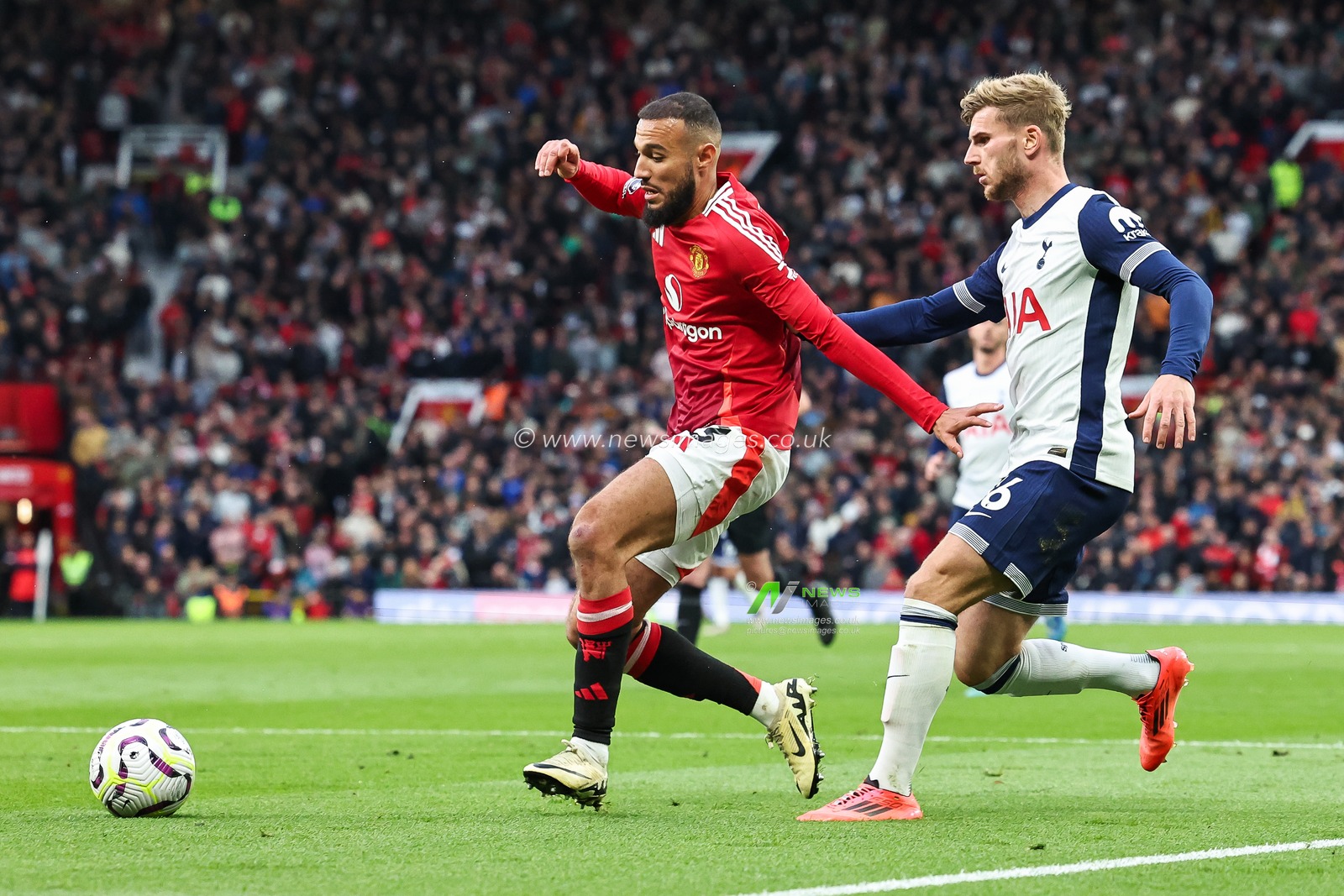 Noussair Mazraoui of Manchester United holds off Timo Werner of Tottenham Hotspur during the Premier League match Manchester United vs Tottenham Hotspur at Old Trafford, Manchester, United Kingdom, 29th September 2024

(Photo by Mark Cosgrove/News Images)