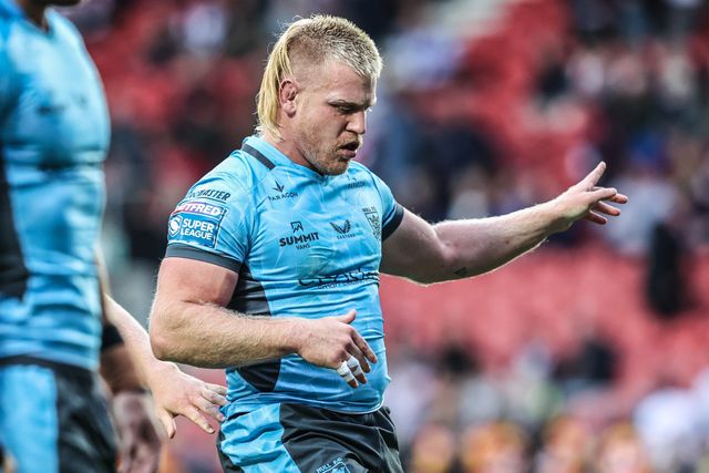 Brad Fash of Hull FC in the pre-game warm up during the Betfred Super League round 23 match St Helens vs Hull FC at Totally Wicked Stadium, St Helens, United Kingdom, 22nd August 2025

(Photo by Alfie Cosgrove/News Images)
