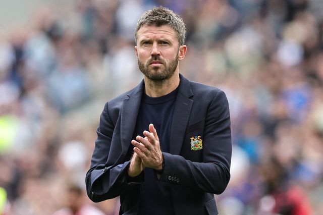 Michael Carrick manager of Manchester United applauds the fans during the Premier League match Everton vs Manchester United at Hill Dickinson Stadium, Liverpool, United Kingdom on 06 September 2026

(Photo by Mark Cosgrove/News Images)