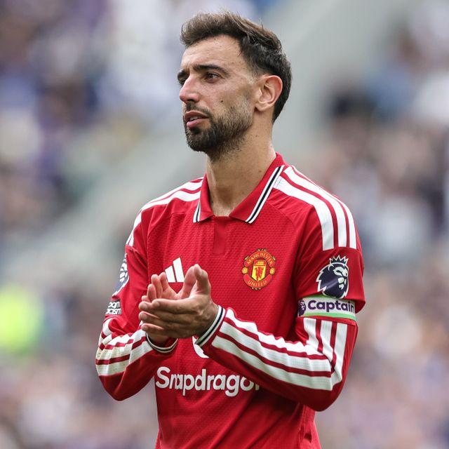 Bruno Fernandes of Manchester United applauds the fans during the Premier League match Everton vs Manchester United at Hill Dickinson Stadium, Liverpool, United Kingdom on 06 September 2026

(Photo by Mark Cosgrove/News Images)