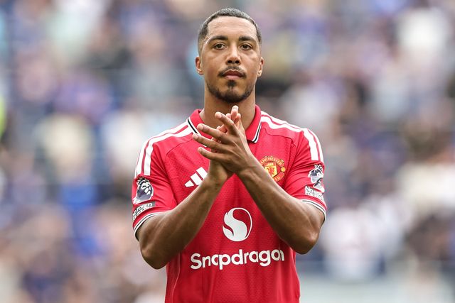 Youri Tielemans of Manchester United applauds the fans during the Premier League match Everton vs Manchester United at Hill Dickinson Stadium, Liverpool, United Kingdom on 06 September 2026

(Photo by Mark Cosgrove/News Images)