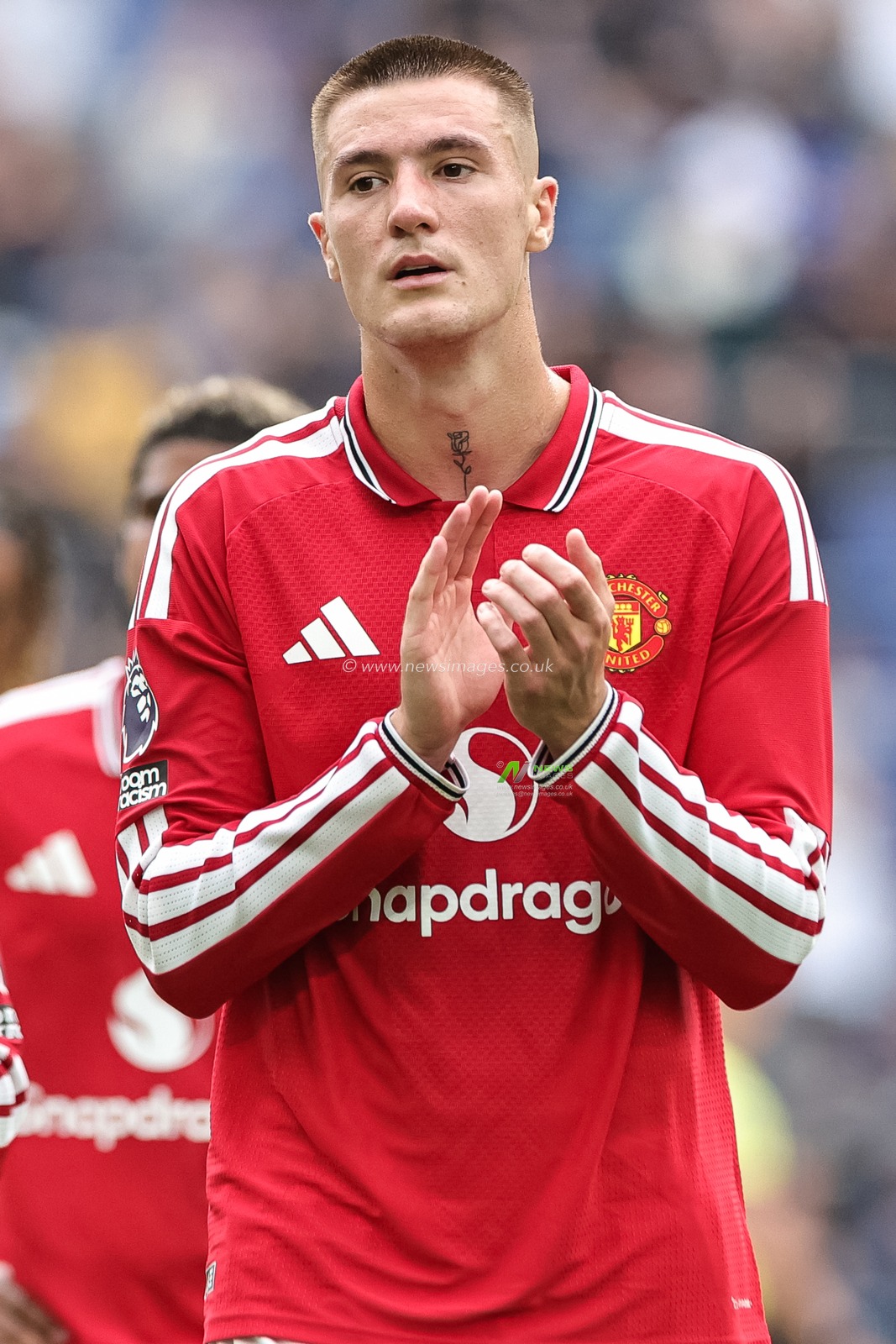 Benjamin Sesko of Manchester United applauds the fans during the Premier League match Everton vs Manchester United at Hill Dickinson Stadium, Liverpool, United Kingdom on 06 September 2026

(Photo by Mark Cosgrove/News Images)