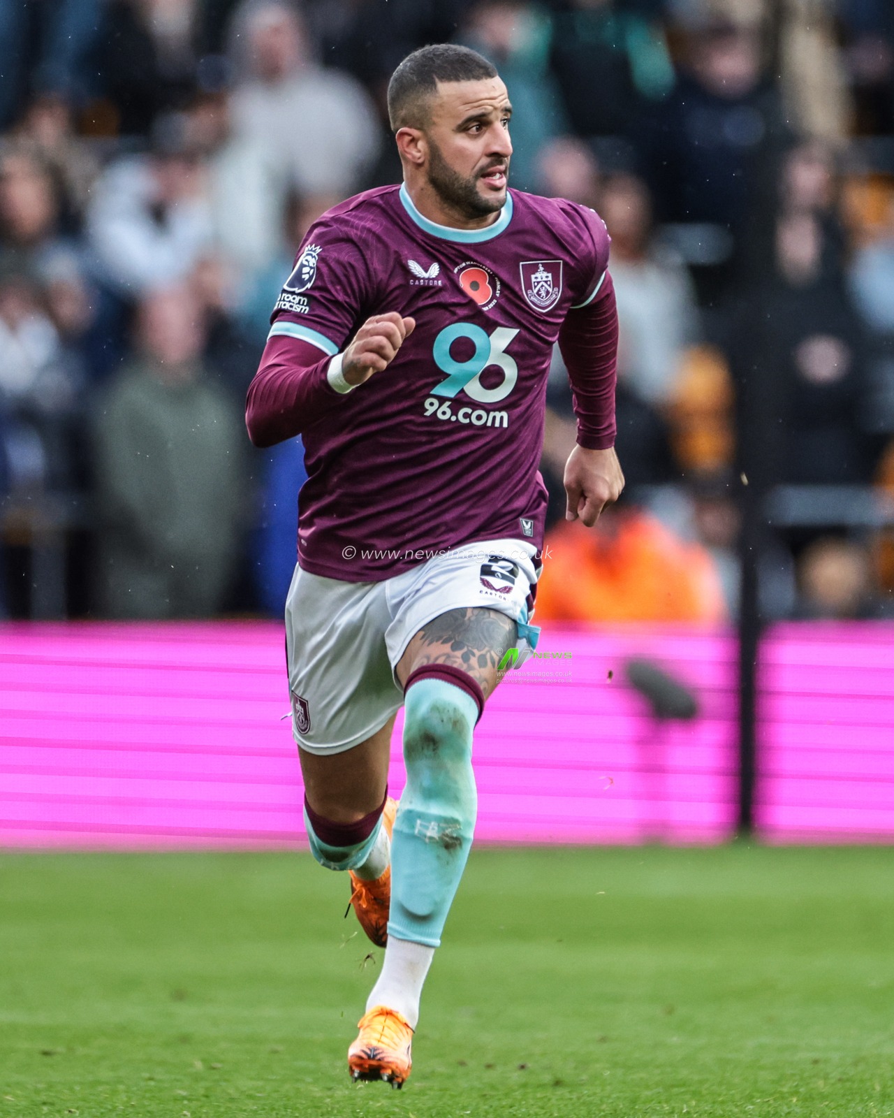 Kyle Walker of Burnley during the Premier League match Wolverhampton Wanderers vs Burnley at Molineux, Wolverhampton, United Kingdom, 26th October 2025

(Photo by Mark Cosgrove/News Images)