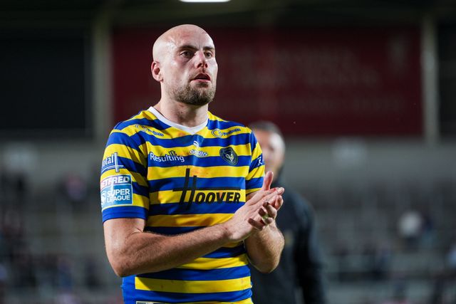 Warrington Wolves players applaud the fans at full time during the Betfred Super League round 14 match St Helens vs Warrington Wolves at The BrewDog Stadium, St Helens, United Kingdom on 11 June 2026

(Photo by Maynard Manyowa/News Images)