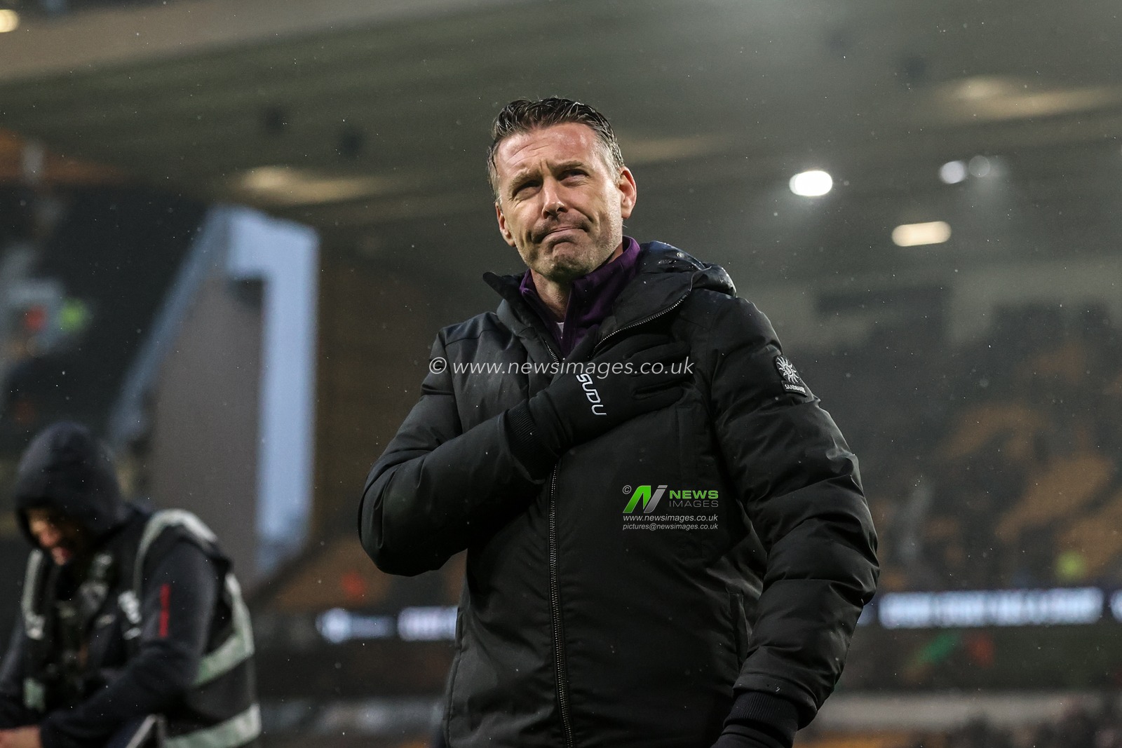 Rob Edwards manager of Wolverhampton Wanderers applauds the fans after the game during the Premier League match Wolverhampton Wanderers vs Newcastle United at Molineux, Wolverhampton, United Kingdom, 18th January 2026

(Photo by Alfie Cosgrove/News Images)