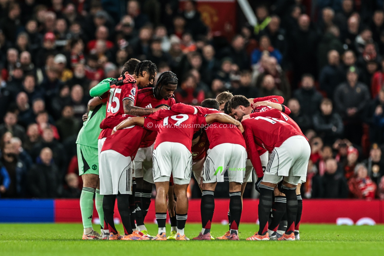 Manchester United have a team huddle before the game during the Premier League match Manchester United vs Bournemouth at Old Trafford, Manchester, United Kingdom, 15th December 2025

(Photo by Mark Cosgrove/News Images)

*** GER AUT SUI OUT ***