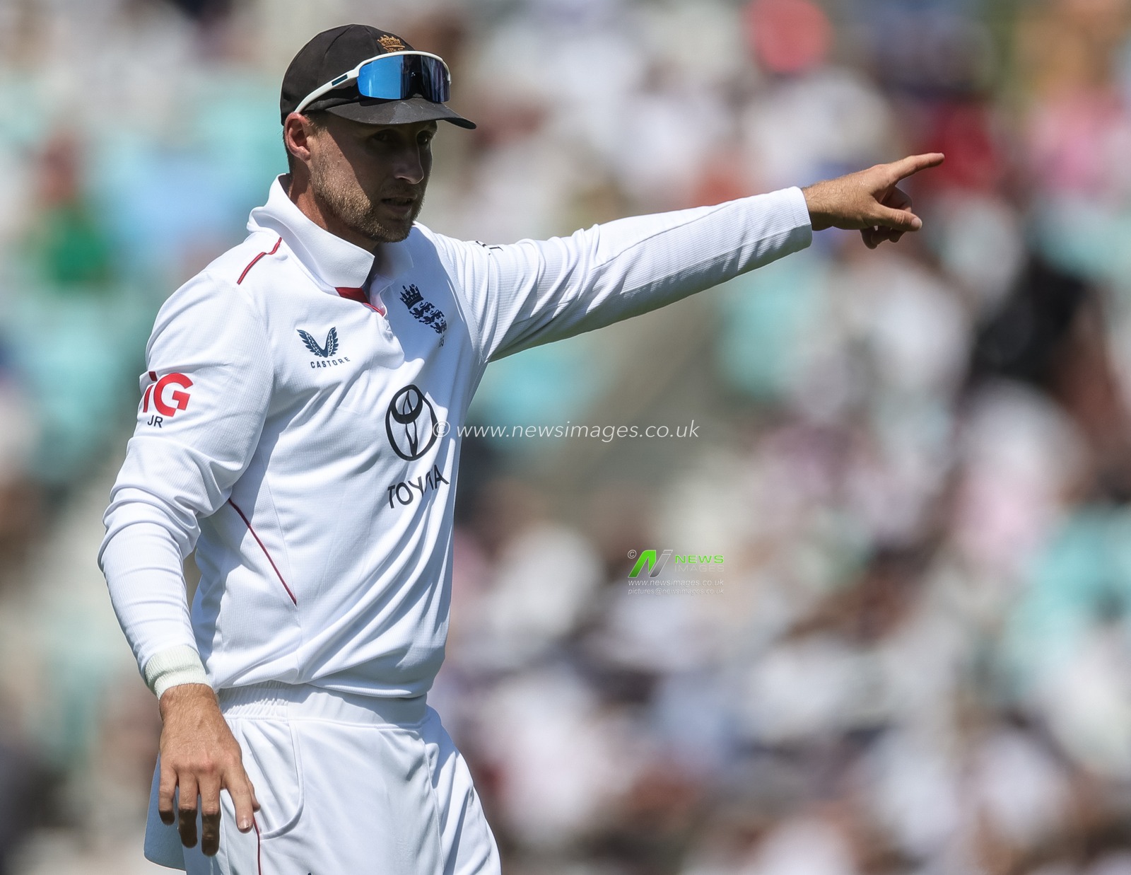 England captain Joe Root gives instruction to his teammate during the 2nd Rothesay Test Match Day 3 match England vs New Zealand at The Kia Oval, London, United Kingdom on 19 June 2026

(Photo by Mark Cosgrove/News Images)