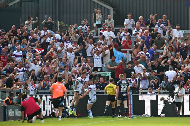 Tom Johnstone of Wakefield Trinity scores a try during the Betfred Super League round 15 match Wakefield Trinity vs Wigan Warriors at DIY Kitchens Stadium, Wakefield, United Kingdom, 20th June 2025

(Photo by Sam Eaden/News Images)