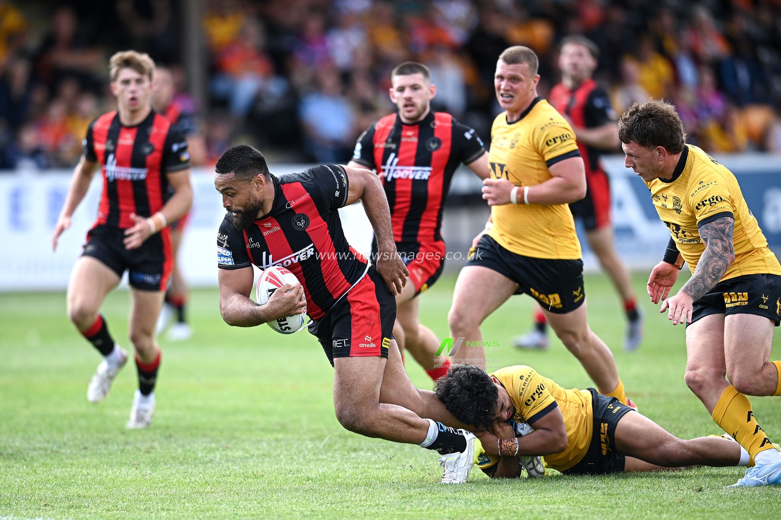 Toafofoa Sipley of Warrington Wolves runs with the ball whilst under pressure during the Betfred Super League round 21 match Castleford Tigers vs Warrington Wolves at OneBore Stadium, Castleford, Untied Kingdom on 01 August 2026

(Photo by Ben Roberts/News Images)
