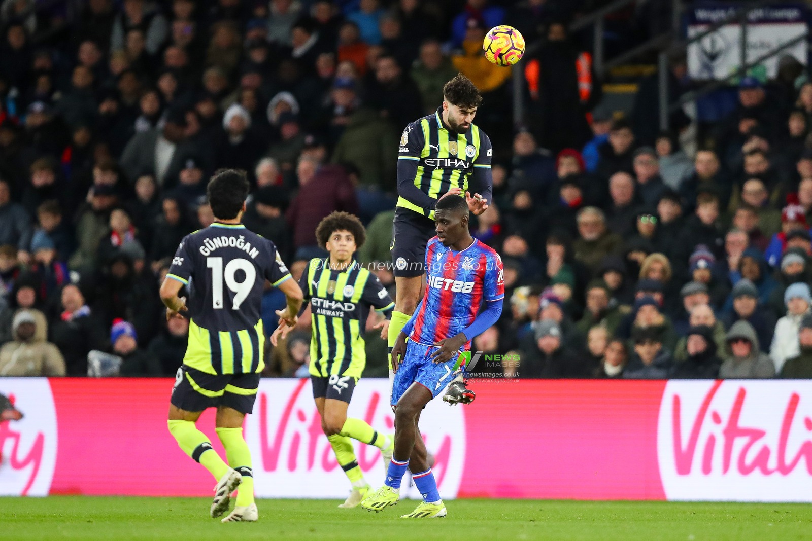 Josko Gvardiol of Manchester City heads the ball during the Premier League match Crystal Palace vs Manchester City at Selhurst Park, London, United Kingdom, 7th December 2024

(Photo by Izzy Poles/News Images)