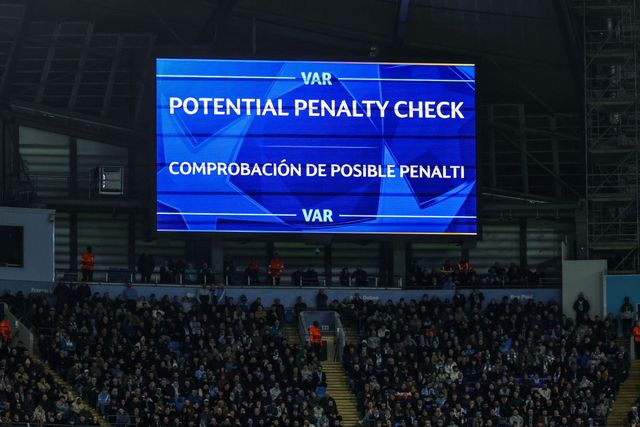VAR check for a penalty and red card for Bernardo Silva of Manchester City during the UEFA Champions League last 16 second leg match Manchester City vs Real Madrid at The City of Manchester Stadium, Manchester, United Kingdom on 17 March 2026

(Photo by Mark Cosgrove/News Images)