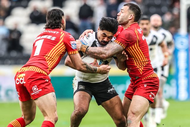 James Bell of Hull FC is tackled by Charlie Staines of Catalans Dragons during the Betfred Super League round 6 match Hull FC vs Catalans Dragons at MKM Stadium, Hull, United Kingdom on 29 March 2026

(Photo by Alfie Cosgrove/News Images)