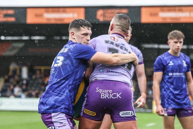 Josh Thewlis of Warrington Wolves during pre-game warm up during the Betfred Super League round 19 match Castleford Tigers vs Warrington Wolves at The Mend-A-Hose Jungle, Castleford, United Kingdom, 20th July 2025

(Photo by Alfie Cosgrove/News Images)