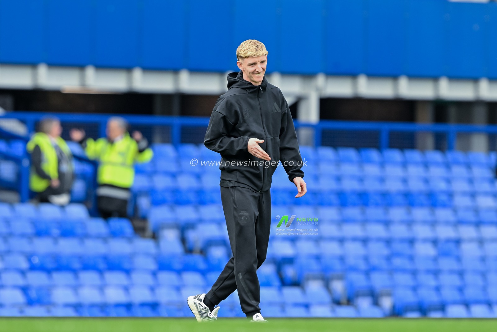 Anthony Gordon of Newcastle United inspects the pitch ahead of the Premier League match Everton vs Newcastle United at Goodison Park, Liverpool, United Kingdom, 5th October 2024

(Photo by Cody Froggatt/News Images)
