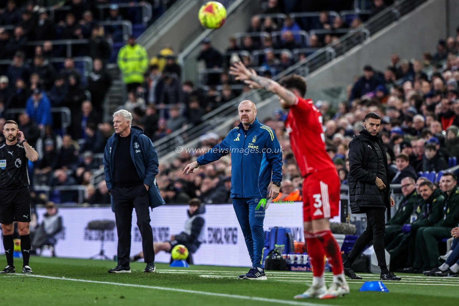 Sean Dyche manager of Nottingham Forest gives his team instructions during the Premier League match Everton vs Nottingham Forest at Hill Dickinson Stadium, Liverpool, United Kingdom, 6th December 2025

(Photo by Alfie Cosgrove/News Images)

*** GER AUT SUI OUT ***