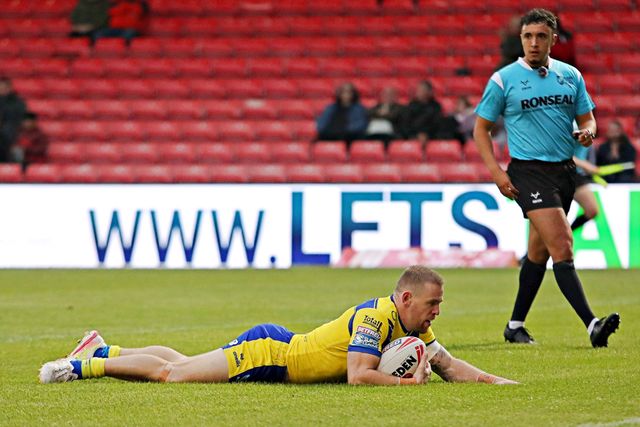 Matt Dufty of Warrington Wolves scores the opneing try during the Betfred Super League round 17 match Salford Red Devils vs Warrington Wolves at Salford Community Stadium, Eccles, United Kingdom, 4th July 2025

(Photo by Sam Eaden/News Images)