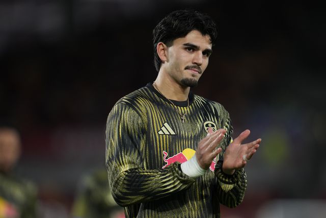 Pascal Struijk of Leeds United applauds away support ahead of the Premier League match Brentford vs Leeds United at The Gtech Community Stadium, London, United Kingdom, 14th December 2025

(Photo by Harvey Murphy/News Images)

*** GER AUT SUI OUT ***