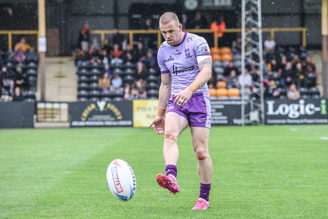 Matt Dufty of Warrington Wolves during pre-game warm up during the Betfred Super League round 19 match Castleford Tigers vs Warrington Wolves at The Mend-A-Hose Jungle, Castleford, United Kingdom, 20th July 2025

(Photo by Alfie Cosgrove/News Images)