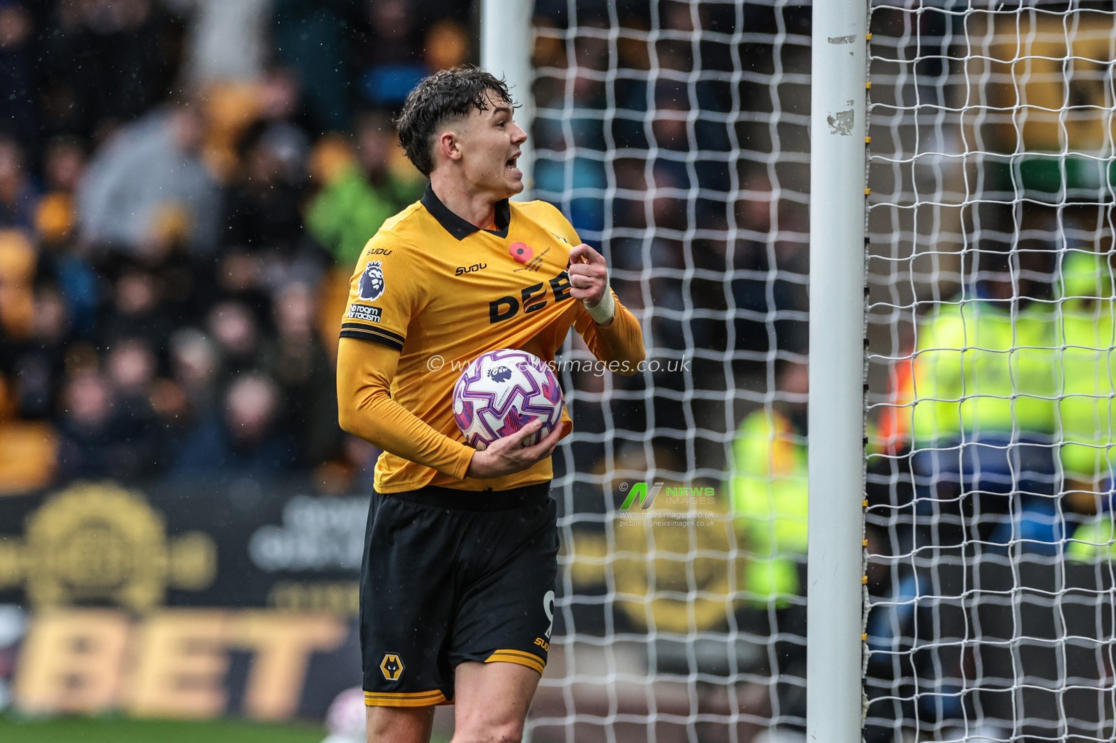 Jorgen Strand Larsen of Wolverhampton Wanderers celebrates his goal to make it 1-2 during the Premier League match Wolverhampton Wanderers vs Burnley at Molineux, Wolverhampton, United Kingdom, 26th October 2025

(Photo by Mark Cosgrove/News Images)