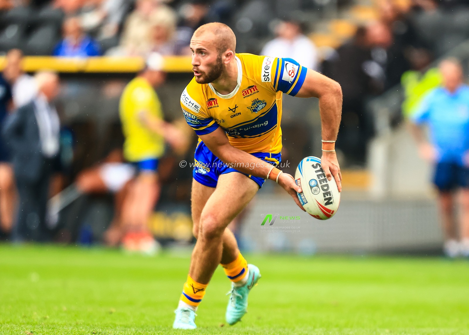 Jarrod O'Connor of Leeds Rhinos in action  during the Betfred Super League Round 24 match Hull FC vs Leeds Rhinos at MKM Stadium, Hull, United Kingdom, 30th August 2025

(Photo by Richard Bierton/News Images)