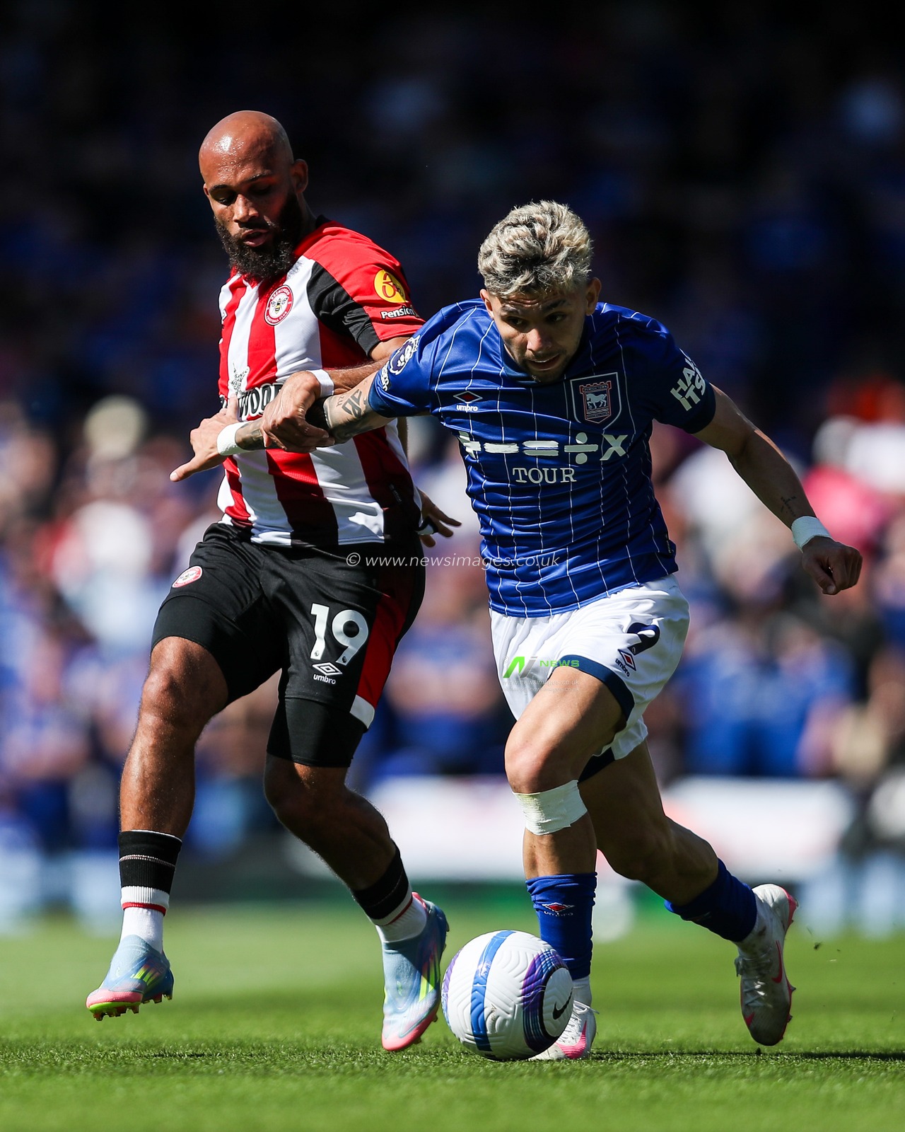 Julio Enciso of Ipswich Town holds off Bryan Mbeumo of Brentford during the Premier League match Ipswich Town vs Brentford at Portman Road, Ipswich, United Kingdom, 10th May 2025

(Photo by Izzy Poles/News Images)