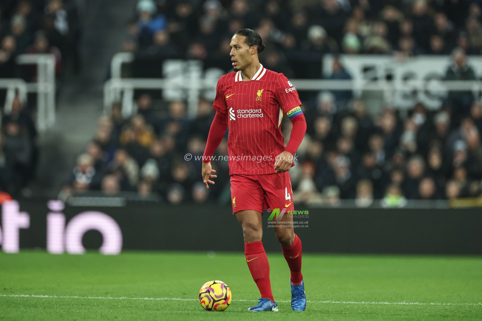 Virgil van Dijk of Liverpool during the Premier League match Newcastle United vs Liverpool at St. James' Park, Newcastle, United Kingdom, 4th December 2024

(Photo by Mark Cosgrove/News Images)