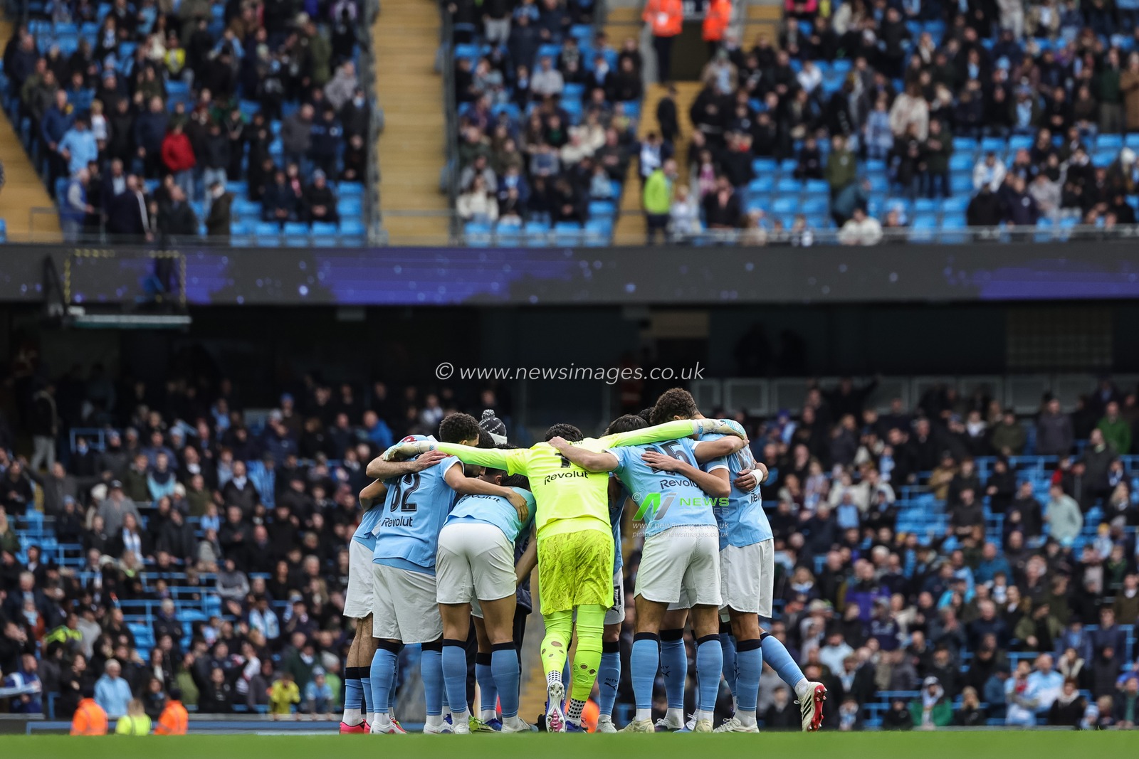 Manchester City team huddle during the Emirates FA Cup 4th Round match Manchester City vs Salford City at Etihad Stadium, Manchester, United Kingdom on 14 February 2026

(Photo by Mark Cosgrove/News Images)