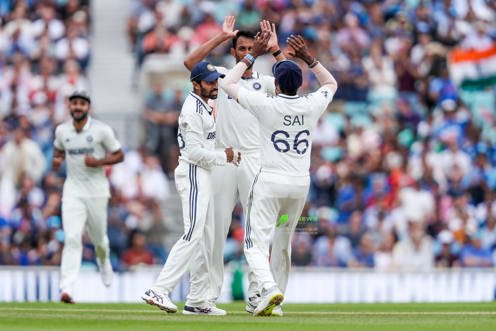 Prasidh Krishna of India celebrates with teammates after the dismissal of Ben Duckett of England during the 5th Rothesay Test Match day 4 England vs India at The Kia Oval, London, United Kingdom, 3rd August 2025

(Photo by Izzy Poles/News Images)