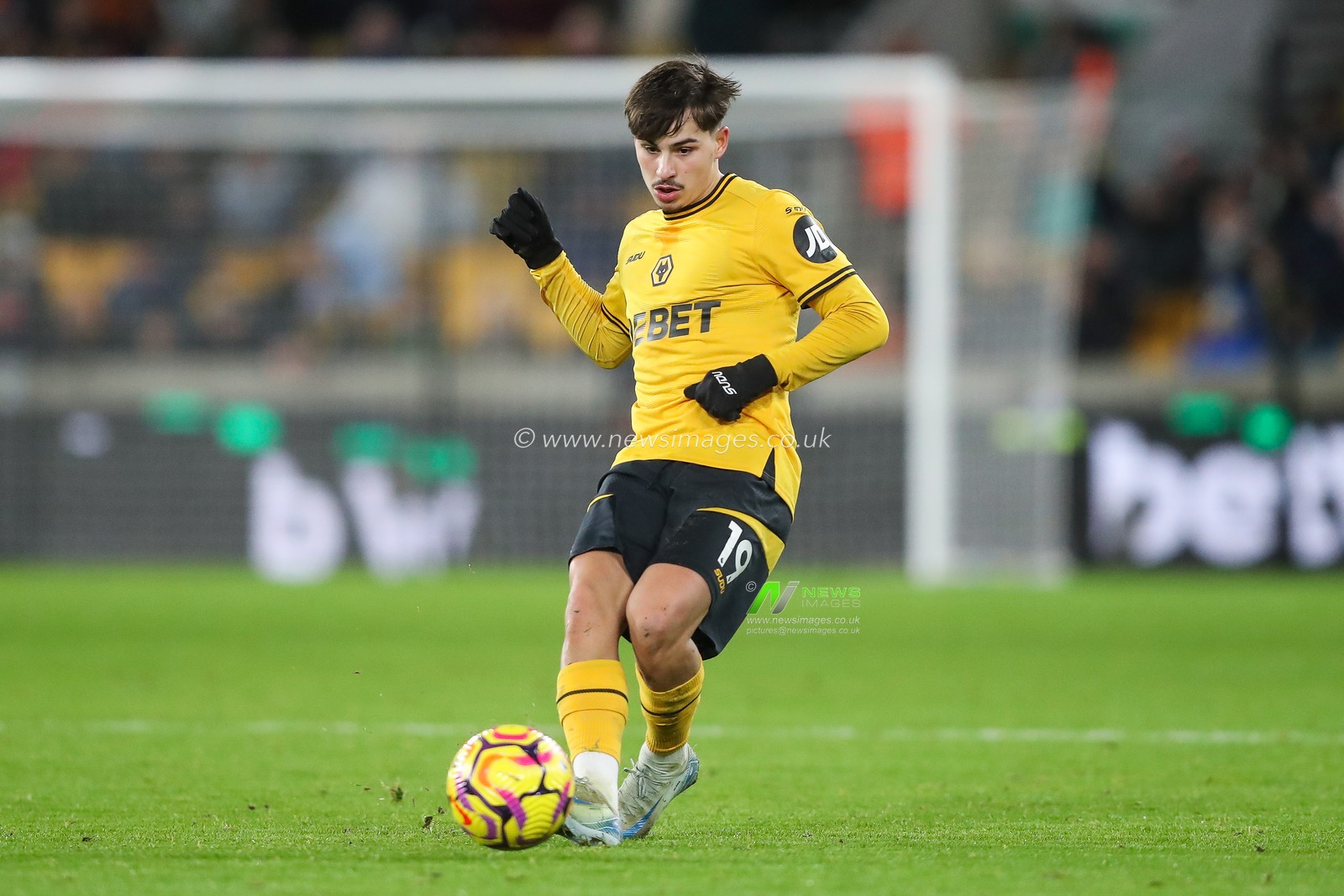 Rodrigo Gomes of Wolverhampton Wanderers passes the ball during the Premier League match Wolverhampton Wanderers vs Nottingham Forest at Molineux, Wolverhampton, United Kingdom, 6th January 2025

(Photo by Gareth Evans/News Images)