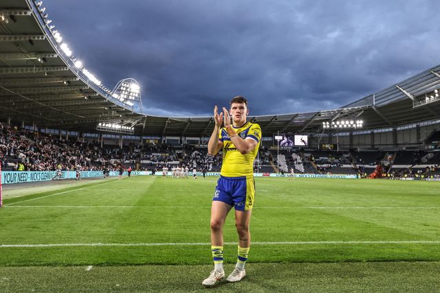 Josh Thewlis of Warrington Wolves applauds the fans after the game during the Betfred Super League Round 26 match Hull FC vs Warrington Wolves at MKM Stadium, Hull, United Kingdom, 13th September 2025

(Photo by Alfie Cosgrove/News Images)
