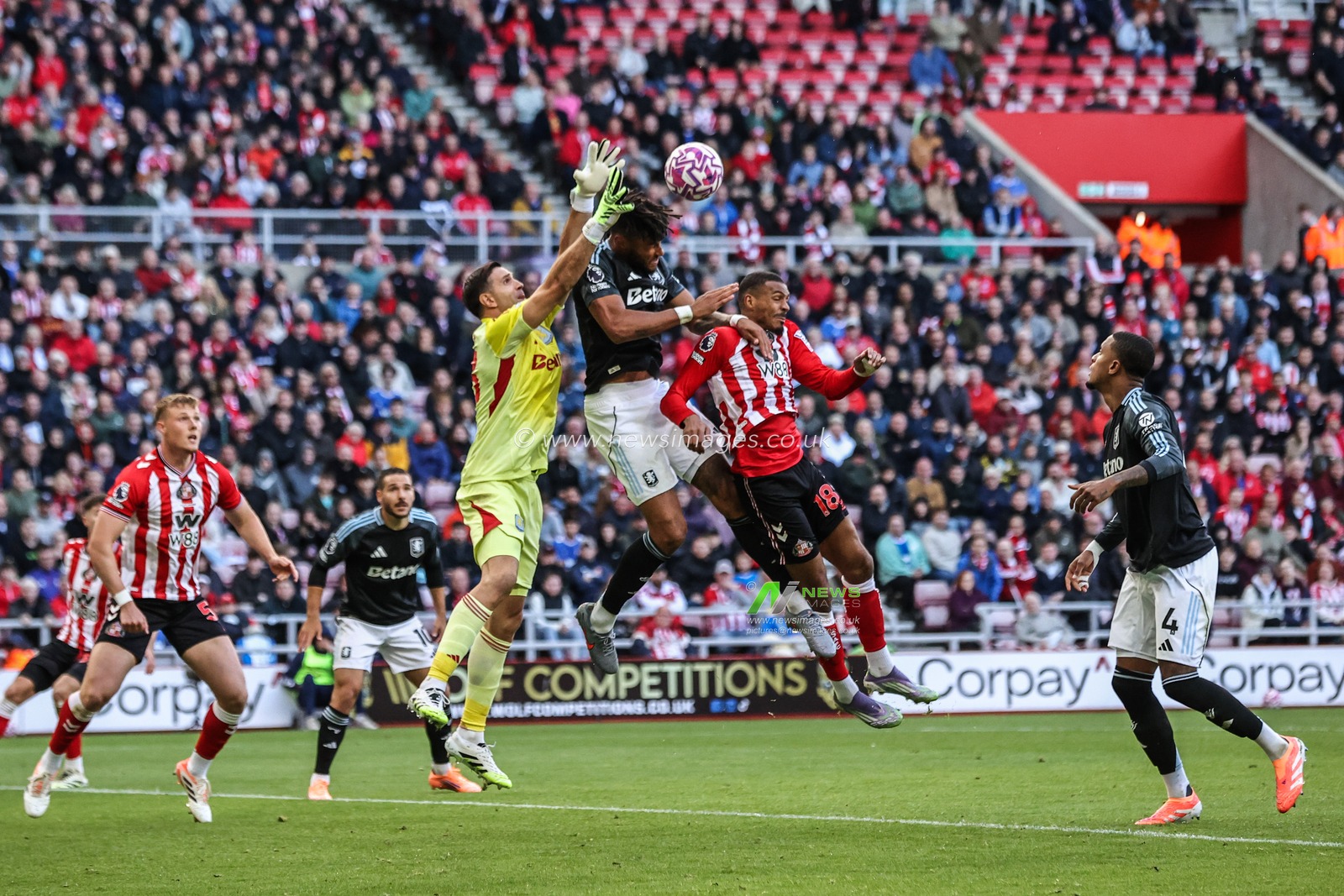 Emiliano Martínez of Aston Villa and Tyrone Mings of Aston Villa block Wilson Isidor of Sunderland from heading the ball during the Premier League match Sunderland vs Aston Villa at Stadium Of Light, Sunderland, United Kingdom, 20th September 2025

(Photo by Alfie Cosgrove/News Images)