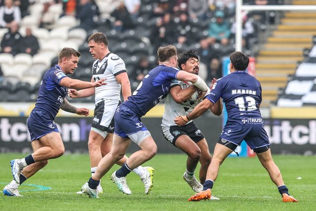 James Bell of Hull FC is tackled by Henry O'Kane of Toulouse Olympique during the Betfred Super League round 10 match Hull FC vs Toulouse Olympique at MKM Stadium, Hull, United Kingdom on 03 May 2026

(Photo by Alfie Cosgrove/News Images)