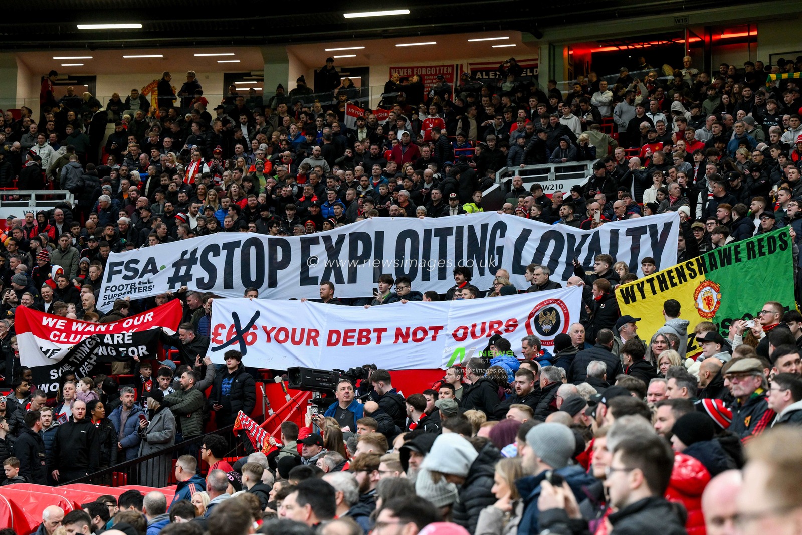 Fans hold up a â€˜Stop exploiting football ticket pricesâ€™ banner in protest prior to the Emirates FA Cup 5th Round match Manchester United vs Fulham at Old Trafford, Manchester, United Kingdom, 2nd March 2025

(Photo by Craig Thomas/News Images)