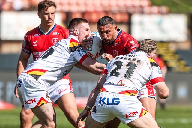 Elliot Minchella of Hull KR is tackled by Brandon Douglas of Bradford Bulls during the Betfred Super League round 9 match Bradford Bulls vs Hull KR at Odsal Stadium, Bradford, United Kingdom on 25 April 2026

(Photo by Alfie Cosgrove/News Images)