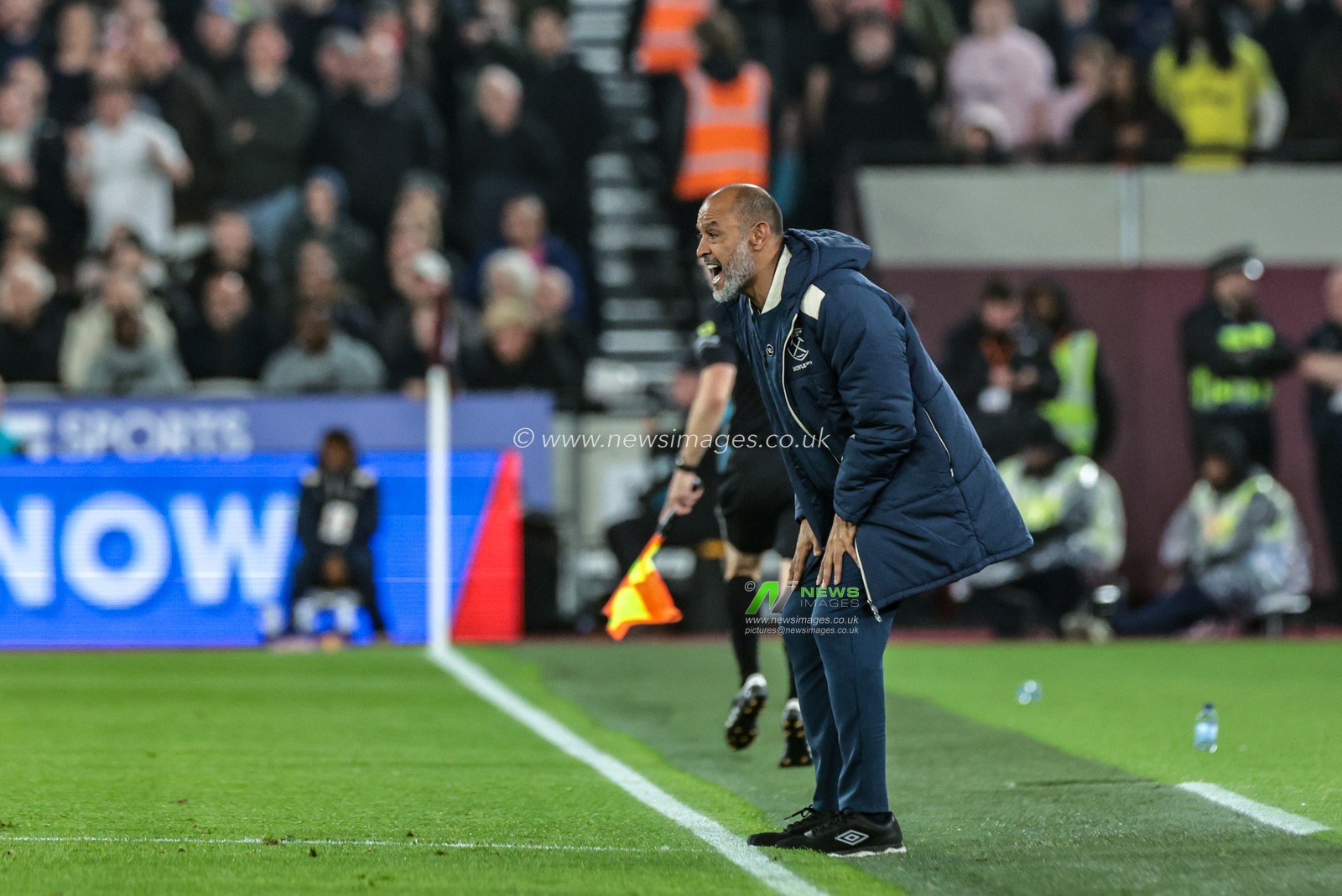 Nuno Espirito Santo manager of West Ham United gives his team instructions during the Premier League match West Ham United vs Brentford at London Stadium, London, United Kingdom, 20th October 2025

(Photo by Mark Cosgrove/News Images)