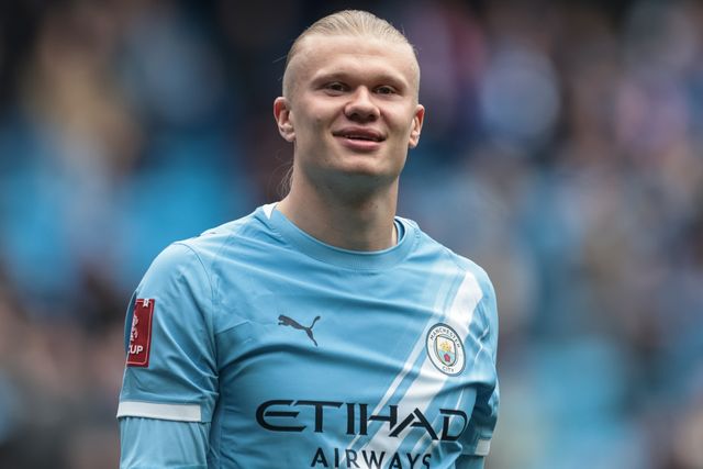 Erling Haaland of Manchester City celebrates the 4-0 win with the fans during the Emirates FA Cup Quarter-Final match Manchester City vs Liverpool at Etihad Stadium, Manchester, United Kingdom on 04 April 2026

(Photo by Mark Cosgrove/News Images)
